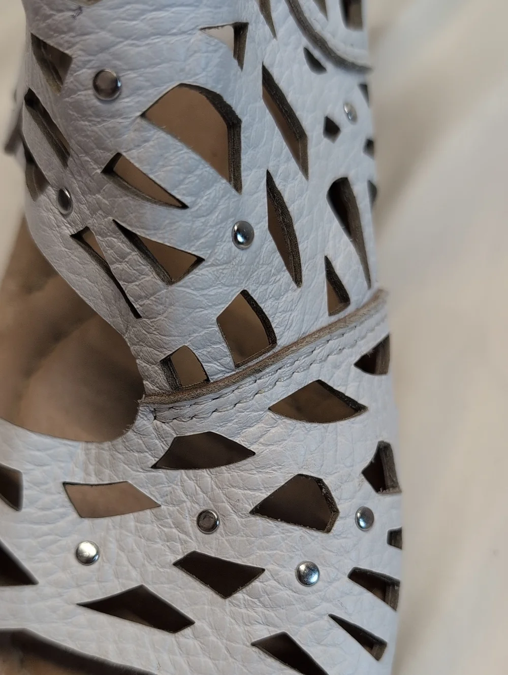 Earth Camellia Metal Stud Cutout Wedge Sandal Shoe - White Leather -Women 7 NWOB